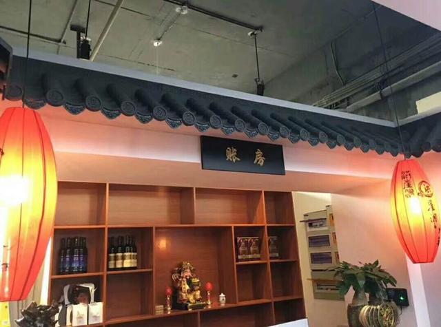 轻质仿古一体瓦让火锅店门庭装饰更加简单方便快捷