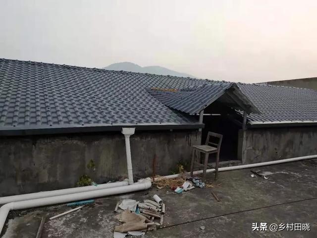 农村自建房坡屋顶，用琉璃瓦还是树脂瓦？看看内行人的经验分享