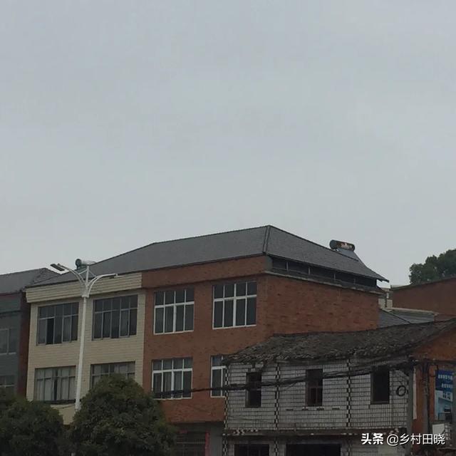 农村自建房坡屋顶，用琉璃瓦还是树脂瓦？看看内行人的经验分享